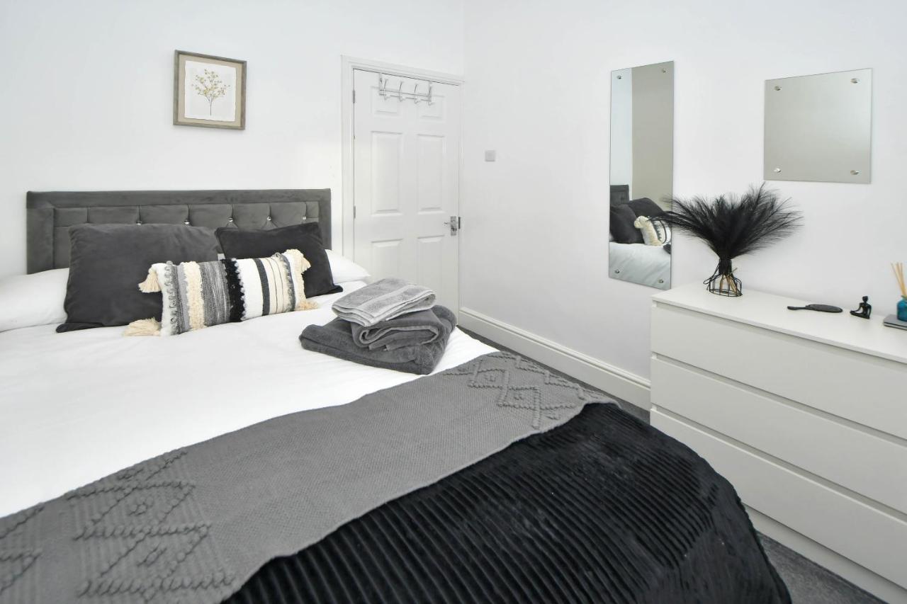 Find A Spacious And Stylish Escape In The City Centre At Sturgess House, Perfect For Longer Stays! Stoke-on-Trent Exterior foto